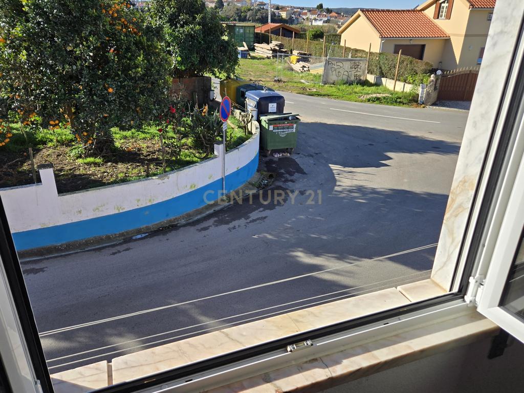 Moradia T2  para renovação - Maxial  e Monte Redondo - Image 3
