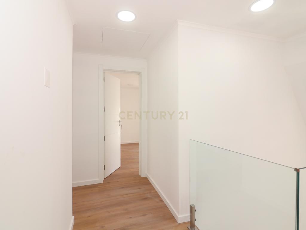 Prédio de 5 pisos totalmente recuperado no centro de Lisboa, junto à Praça Martim Moniz, 5 minutos do Rossio - Image 10