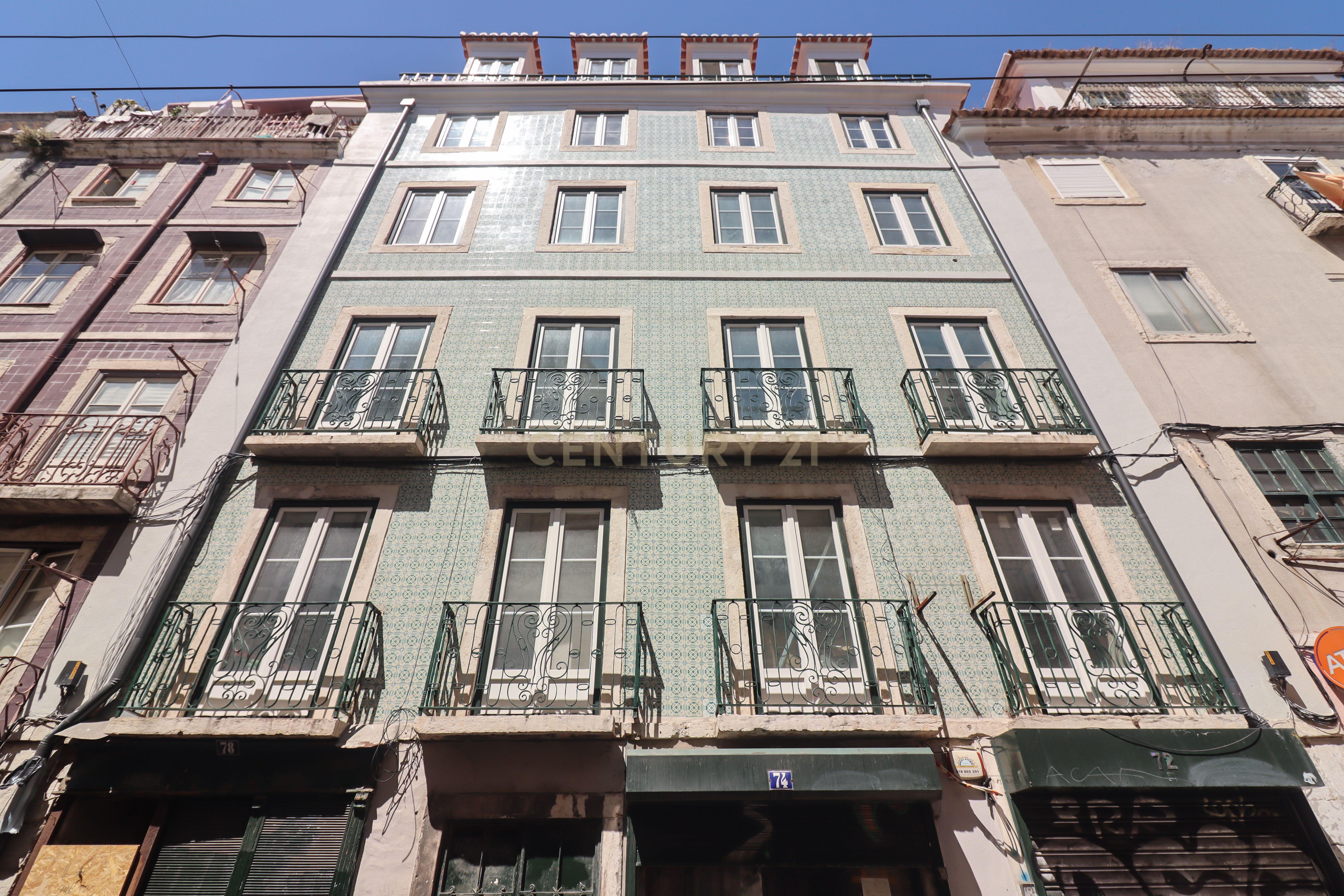Prédio de 5 pisos totalmente recuperado no centro de Lisboa, junto à Praça Martim Moniz, 5 minutos do Rossio - Image 1