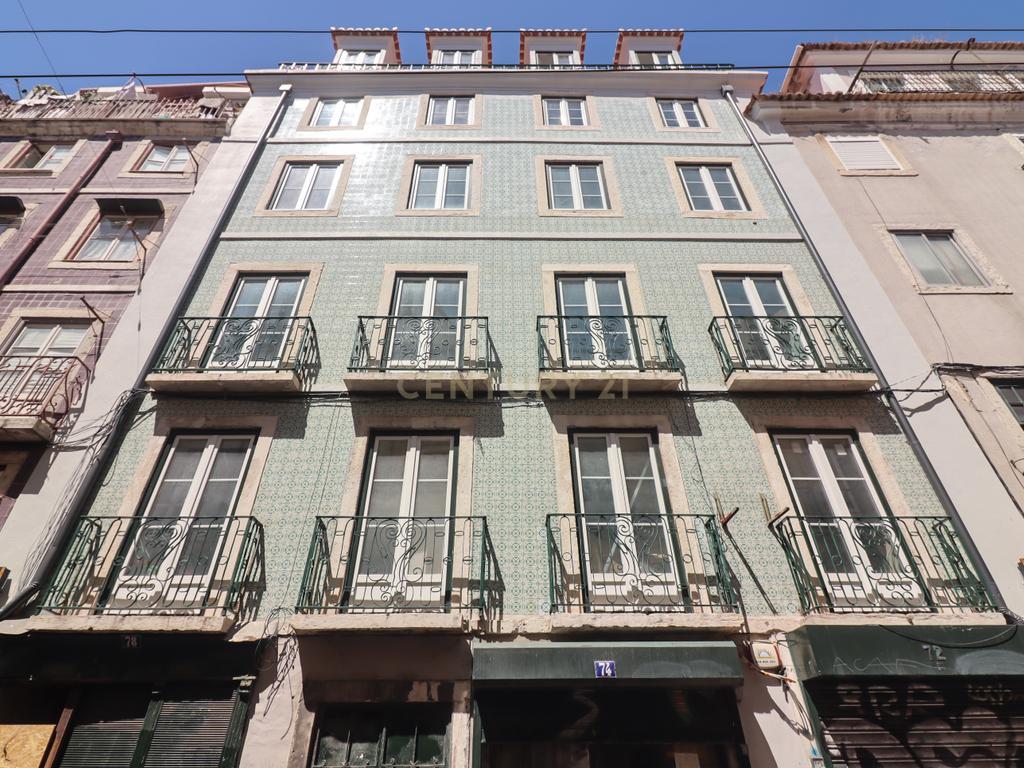 Prédio de 5 pisos totalmente recuperado no centro de Lisboa, junto à Praça Martim Moniz, 5 minutos do Rossio - Image 1