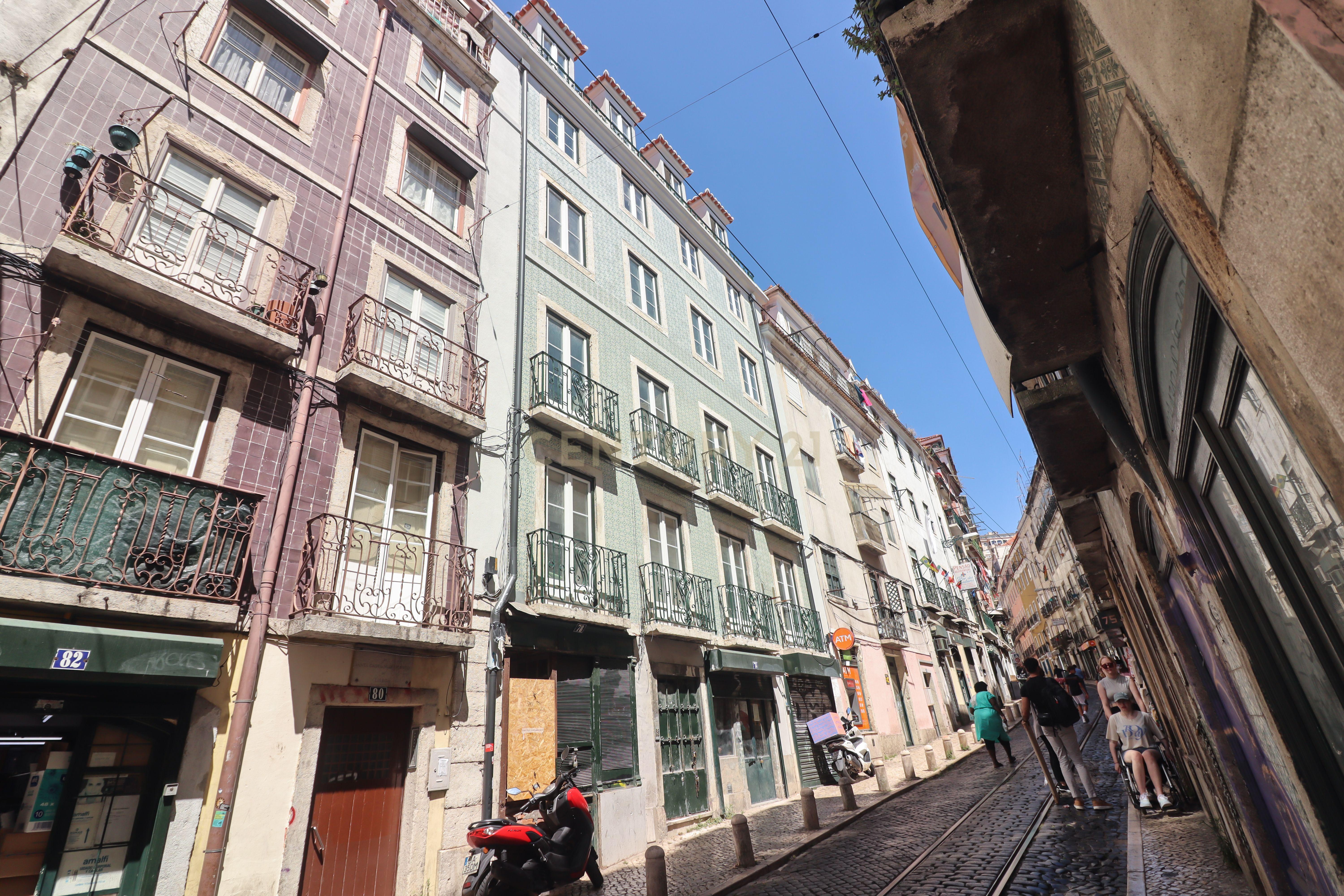 Prédio de 5 pisos totalmente recuperado no centro de Lisboa, junto à Praça Martim Moniz, 5 minutos do Rossio - Image 36