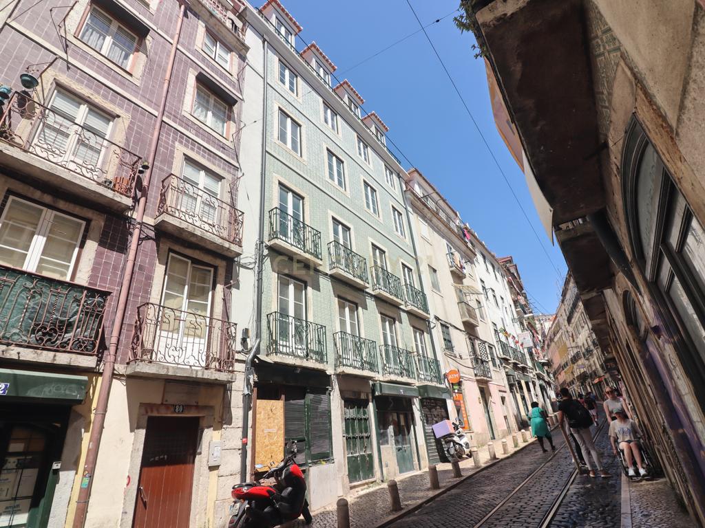 Prédio de 5 pisos totalmente recuperado no centro de Lisboa, junto à Praça Martim Moniz, 5 minutos do Rossio - Image 36