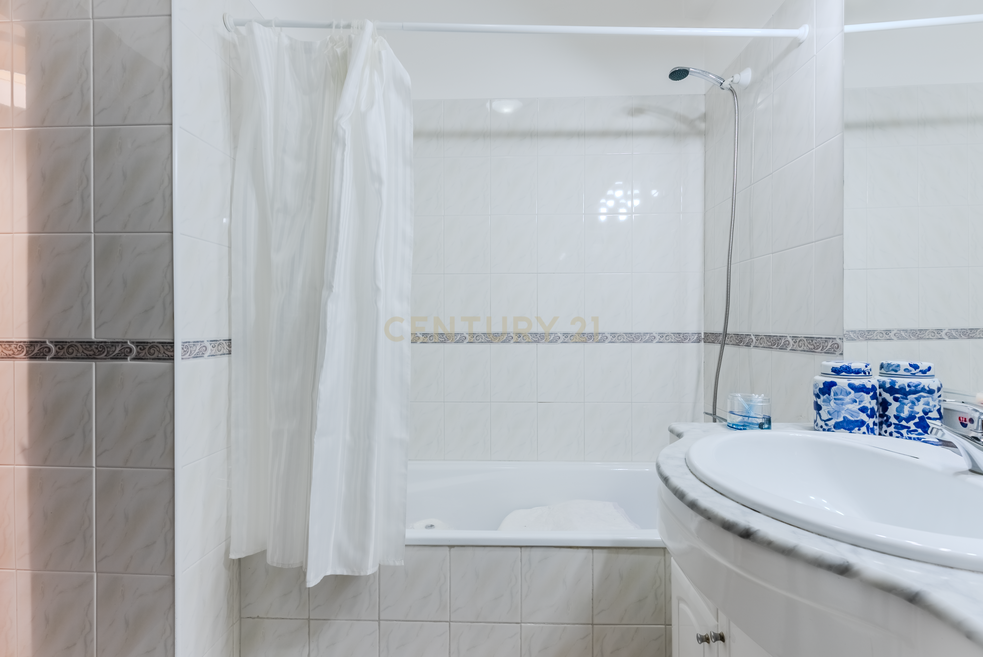 Apartamento T3 à venda na Ericeira, com vista mar e localização privilegiada. - Image 16