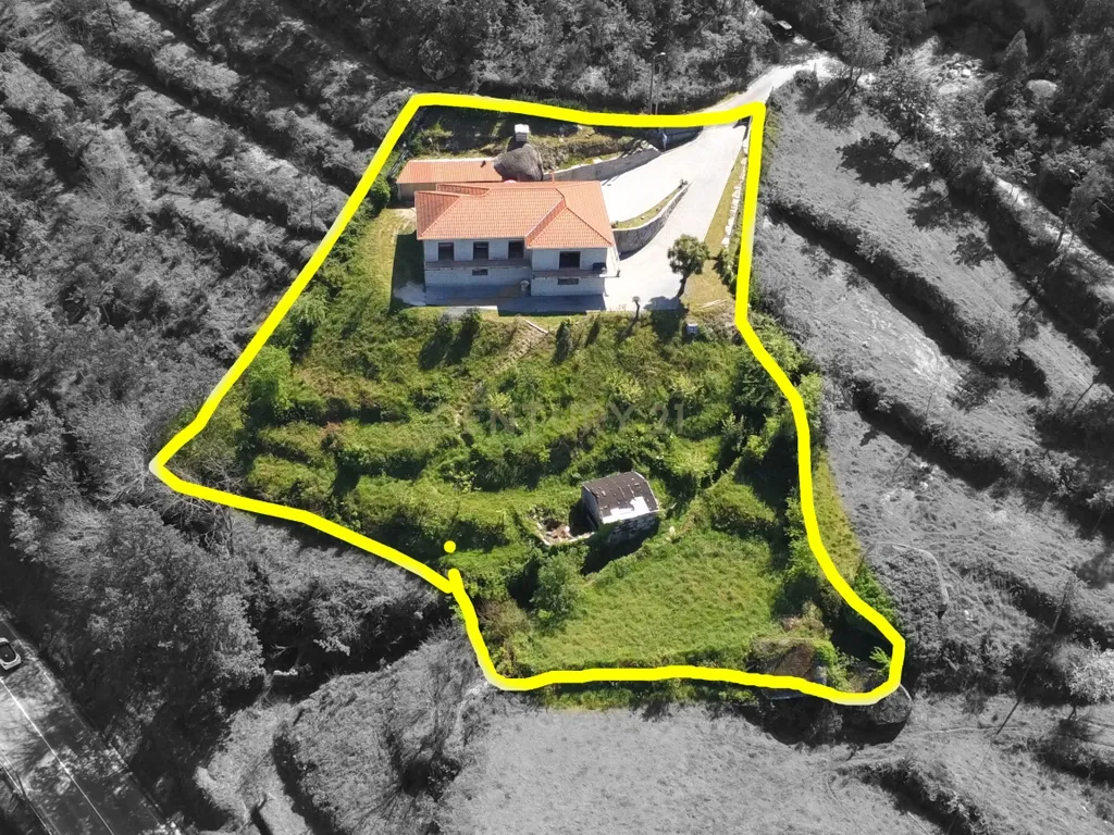 Duas Casas na zona do Gerês com 3 Suites e vistas rio - Image 2