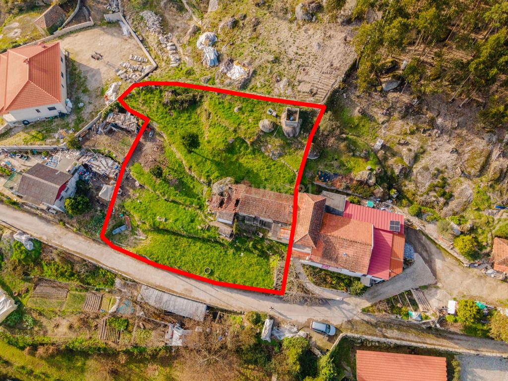Moradia V2 para restauro em Abragão, Penafiel - Image 3