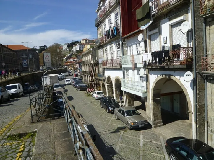 Viva o Charme do Porto: Apartamento T1 Duplex Totalmente Renovado em Miragaia - Image 1