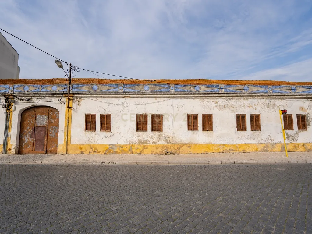 Terreno urbano com Edifício no Montijo para Habitação de 2432 m2 - Image 1