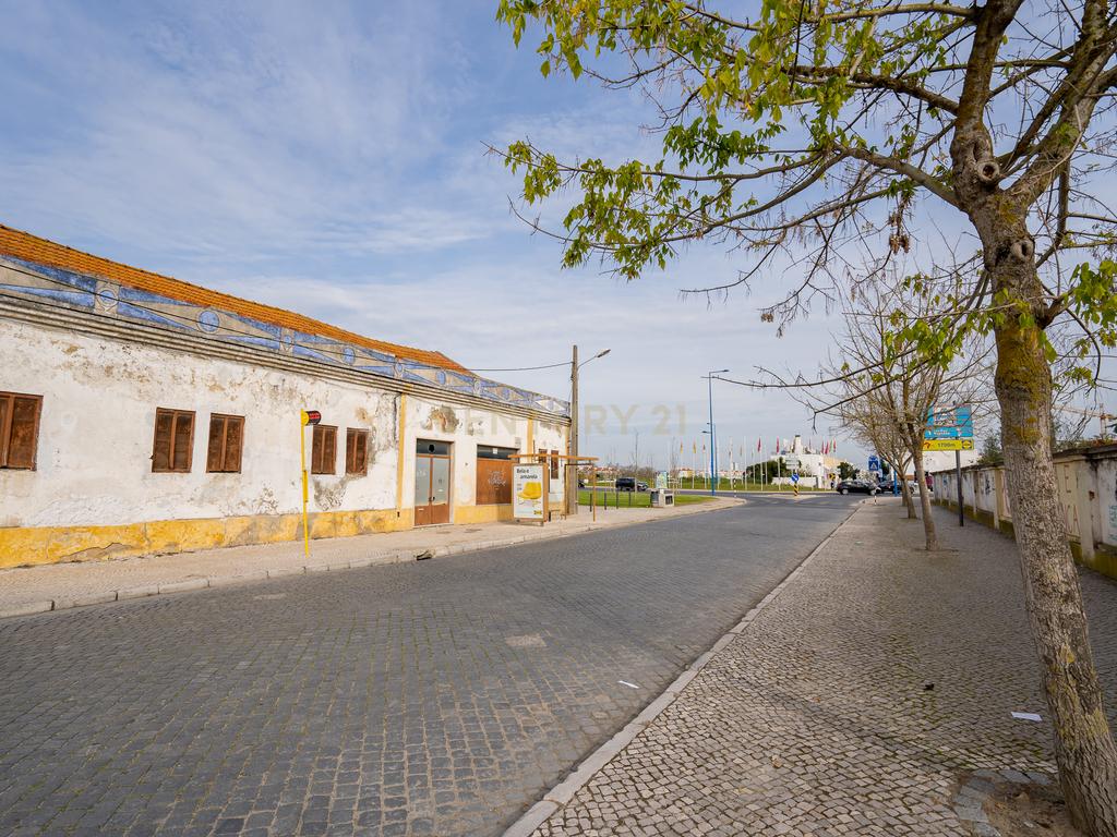 Terreno urbano com Edifício no Montijo para Habitação de 2432 m2 - Image 2