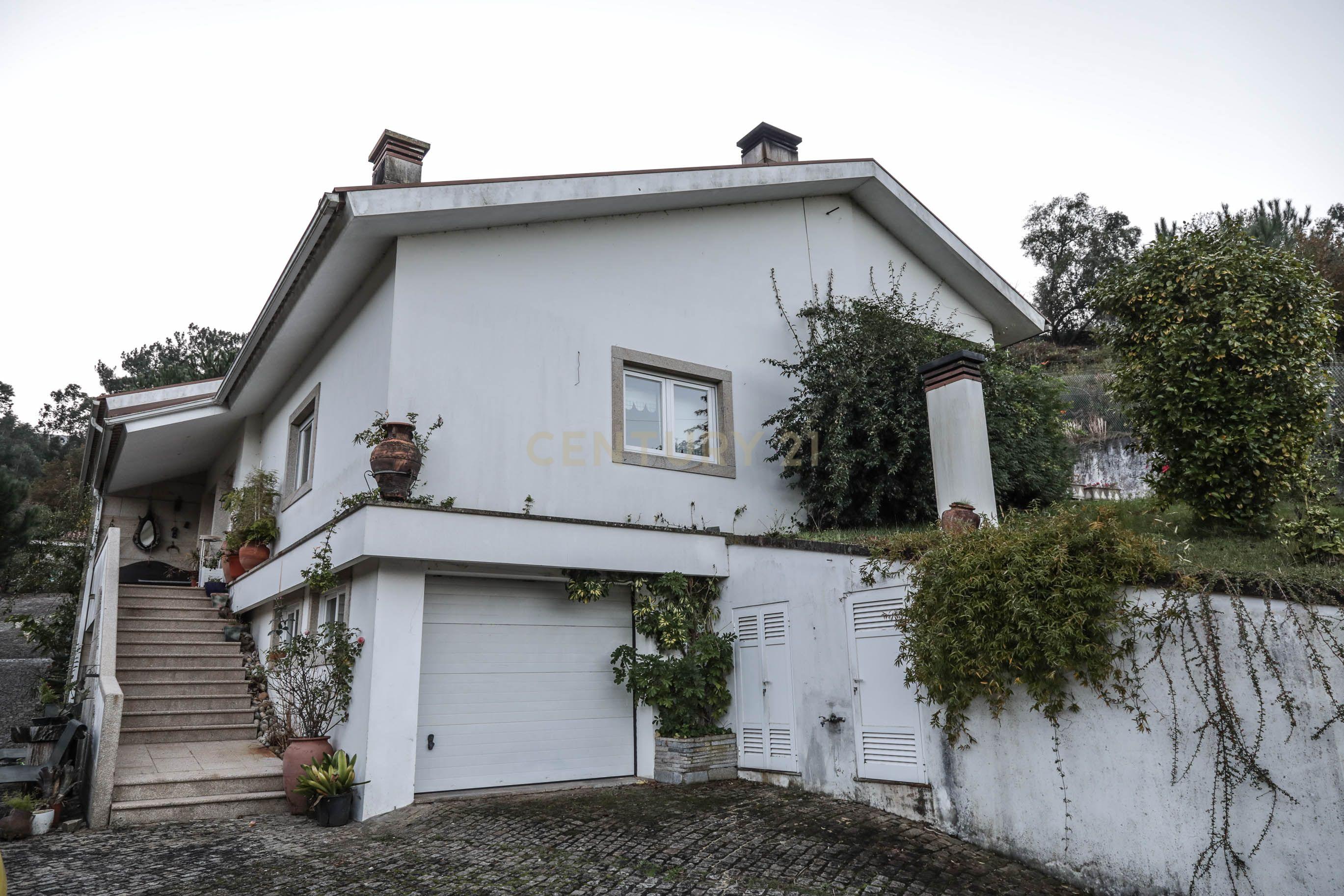 Moradia com três quartos situada numa propriedade em Monção. - Image 2