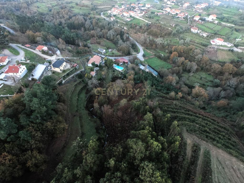 Moradia com três quartos situada numa propriedade em Monção. - Image 38