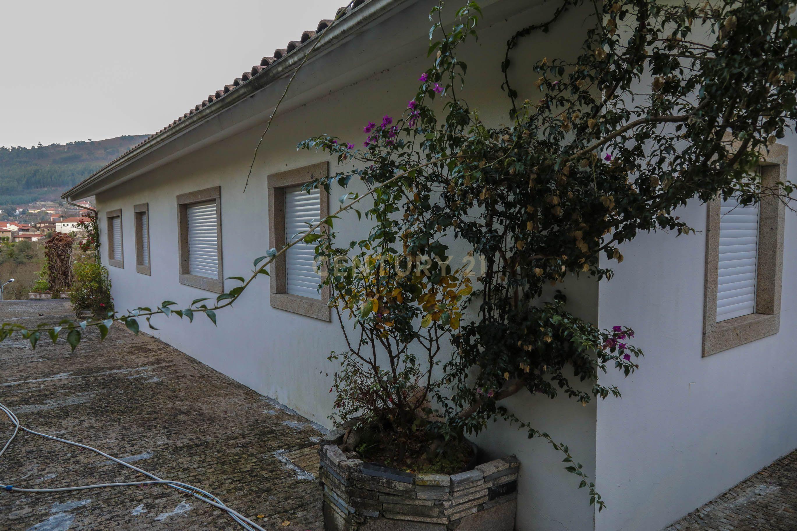 Moradia com três quartos situada numa propriedade em Monção. - Image 31