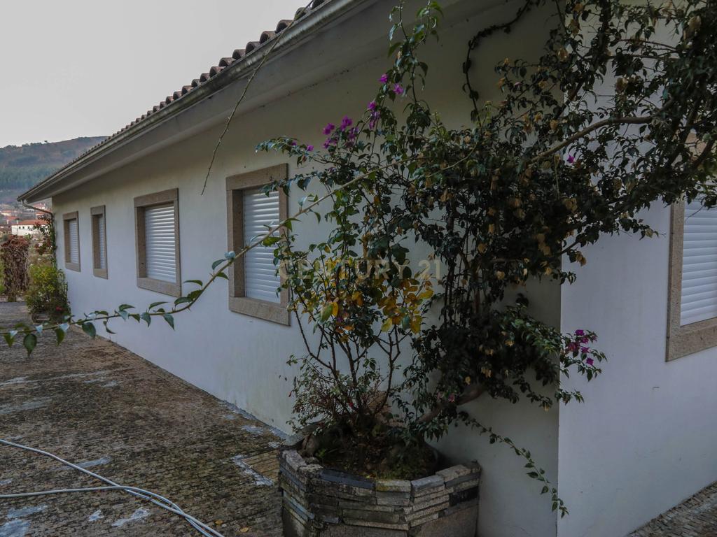Moradia com três quartos situada numa propriedade em Monção. - Image 31