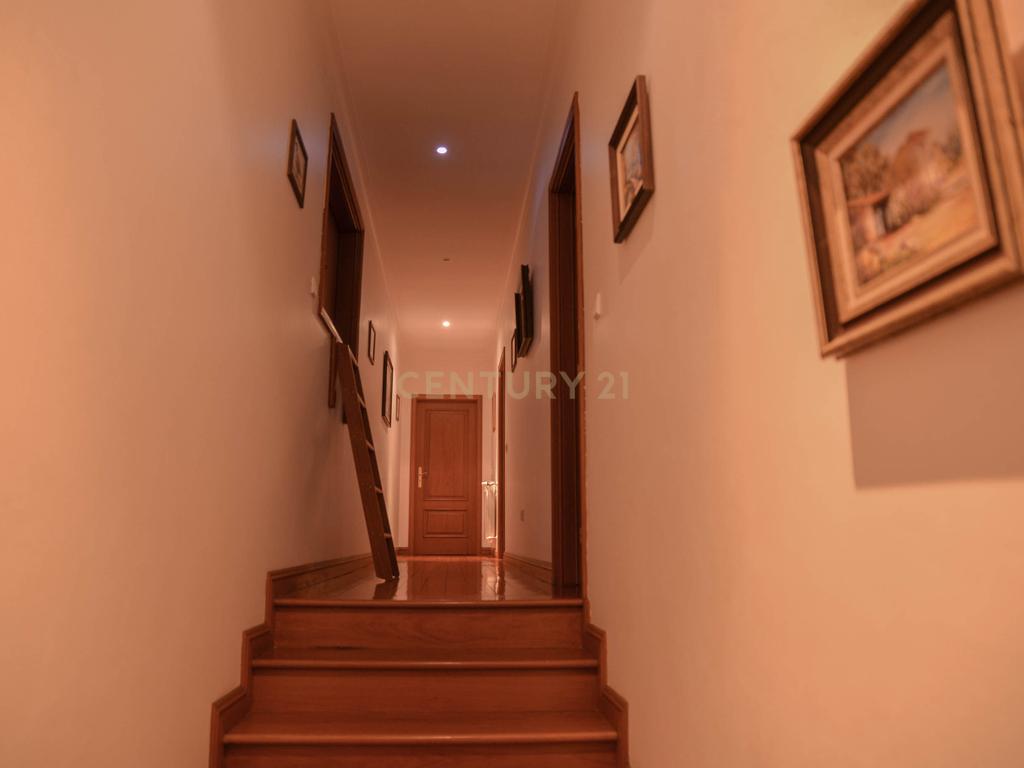 Moradia com três quartos situada numa propriedade em Monção. - Image 42