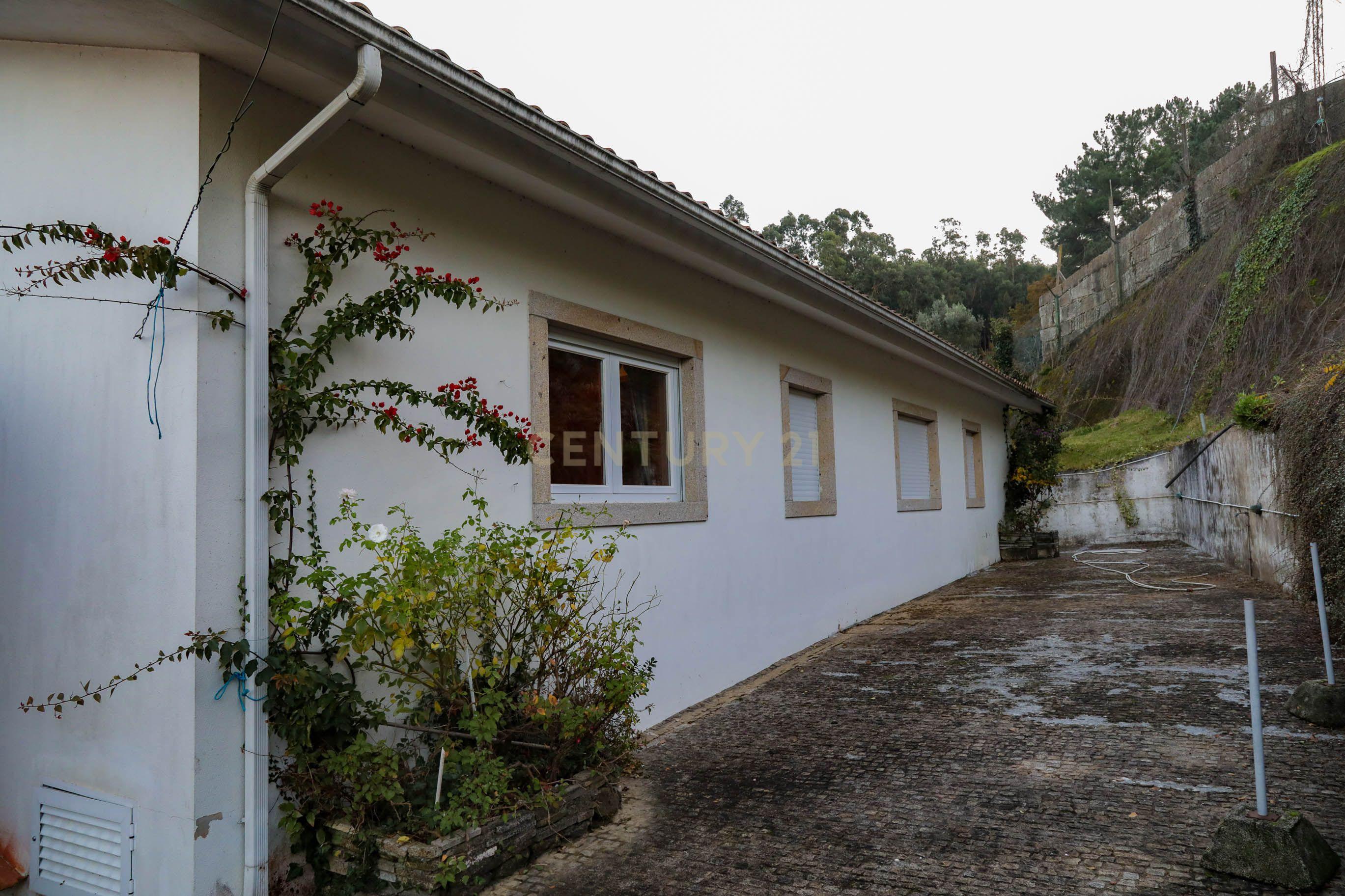 Moradia com três quartos situada numa propriedade em Monção. - Image 59