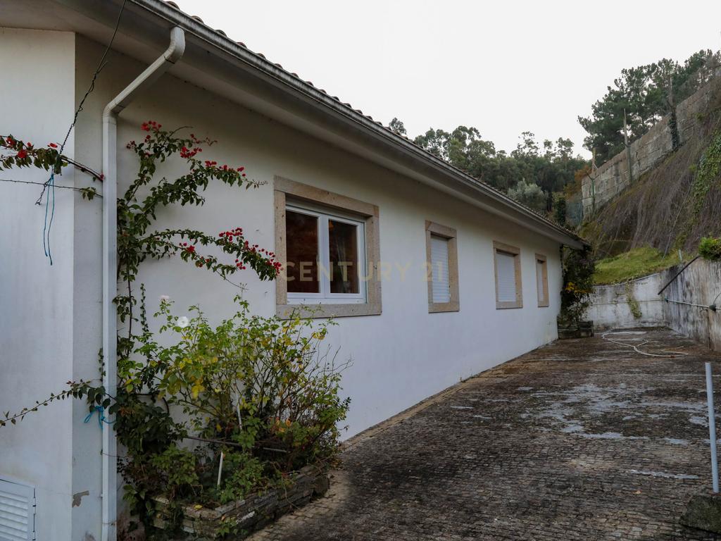 Moradia com três quartos situada numa propriedade em Monção. - Image 59
