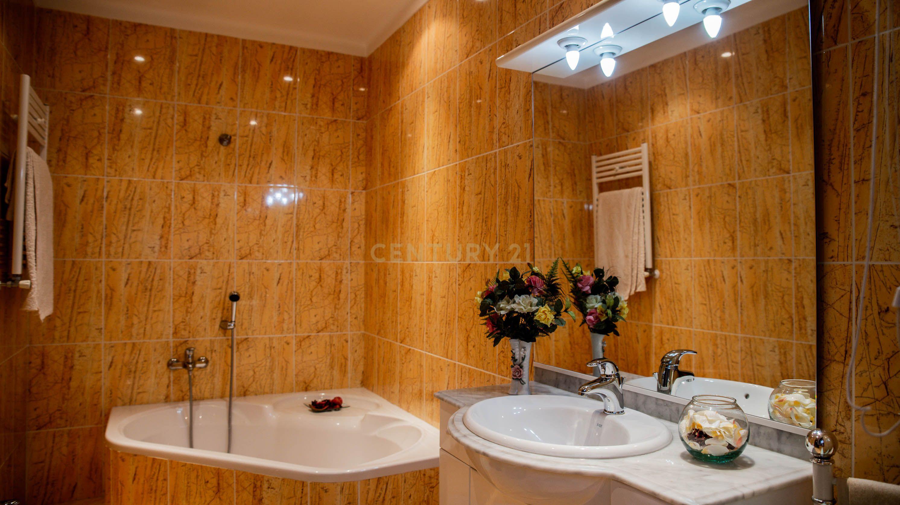 Moradia com três quartos situada numa propriedade em Monção. - Image 46