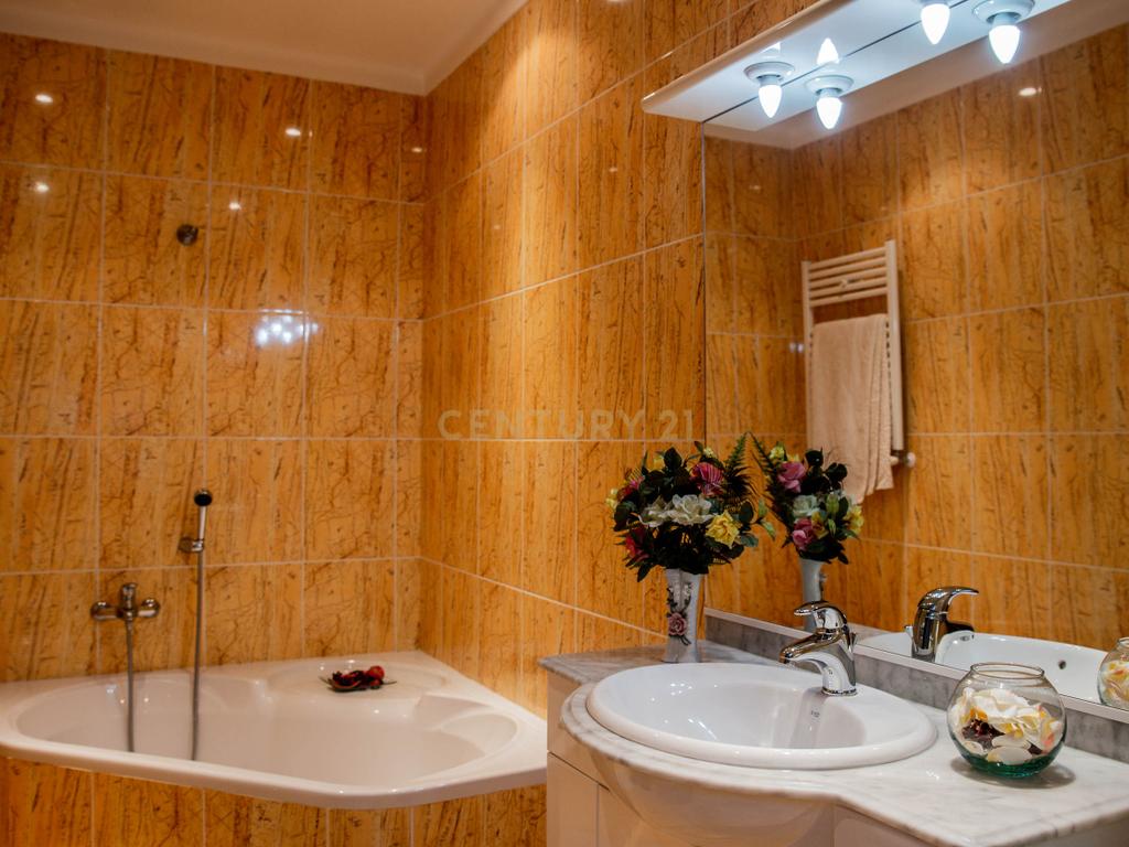 Moradia com três quartos situada numa propriedade em Monção. - Image 46