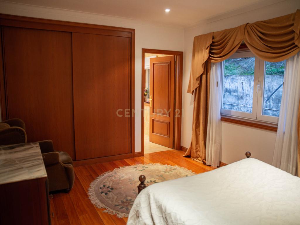 Moradia com três quartos situada numa propriedade em Monção. - Image 27