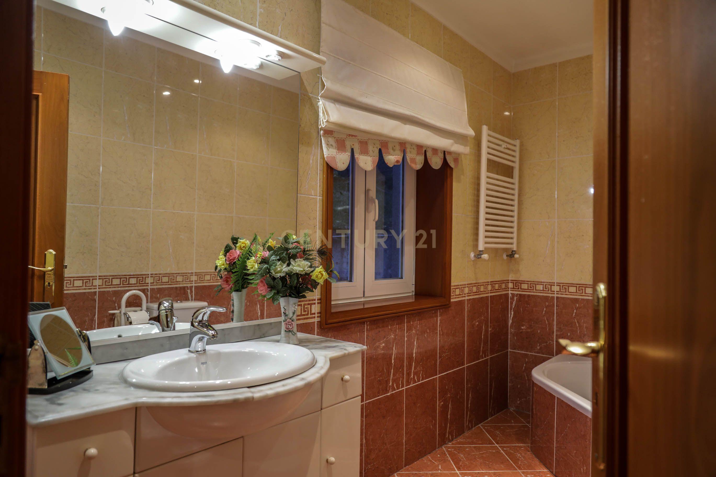 Moradia com três quartos situada numa propriedade em Monção. - Image 30
