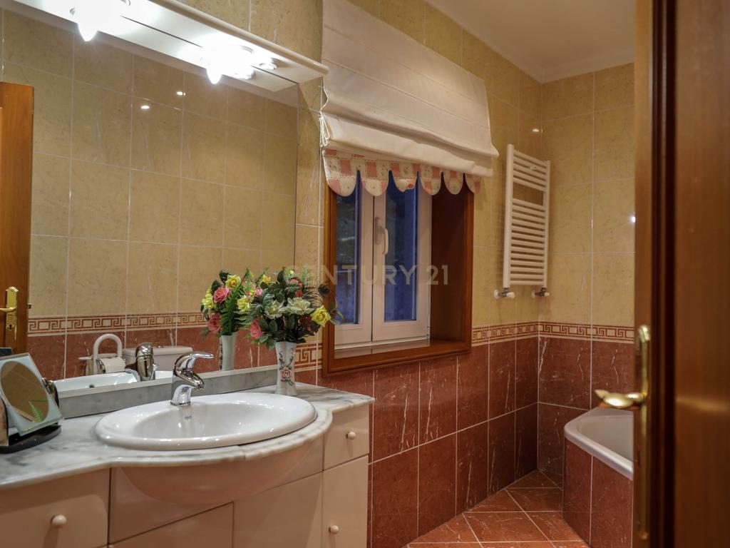 Moradia com três quartos situada numa propriedade em Monção. - Image 30