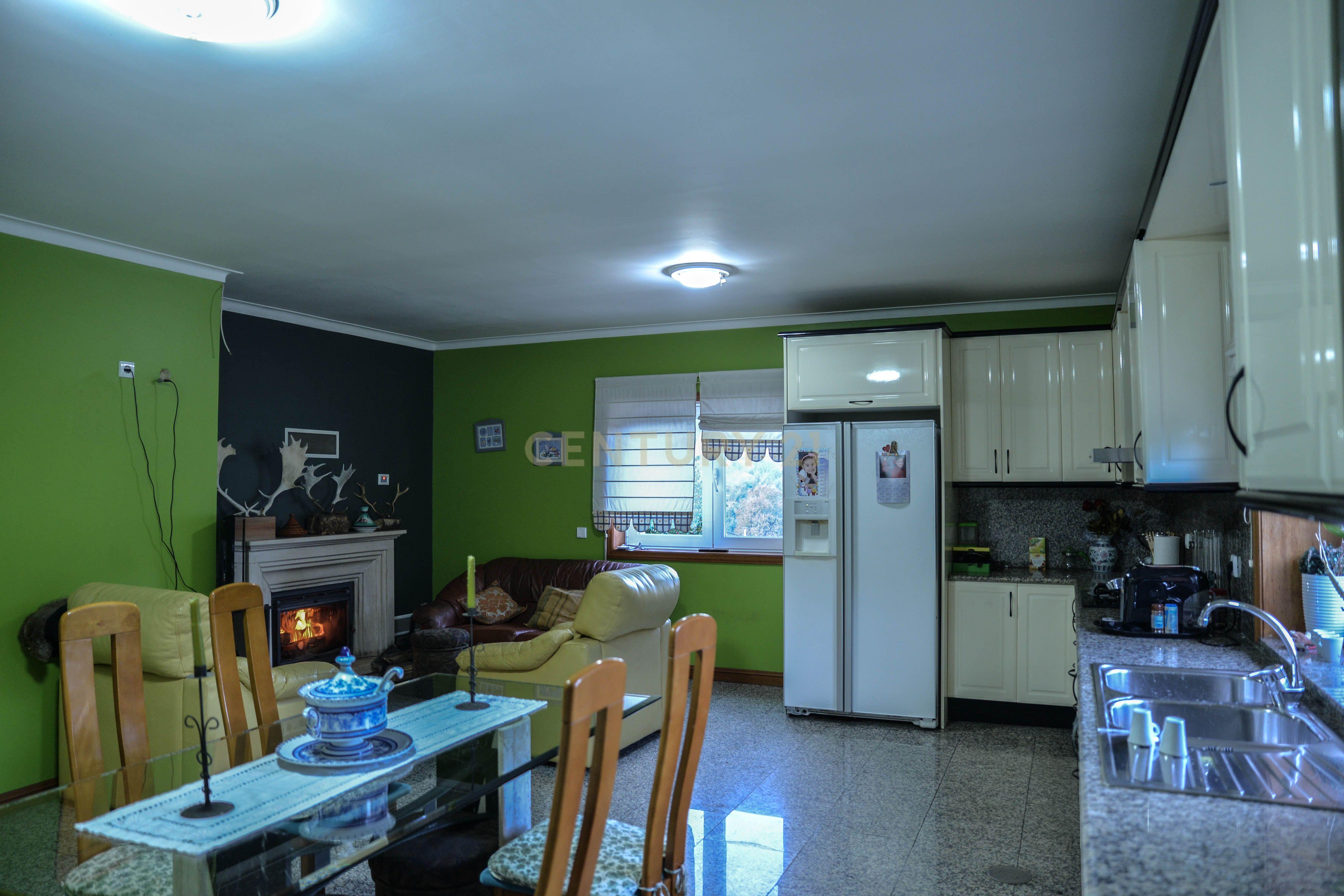 Moradia com três quartos situada numa propriedade em Monção. - Image 24