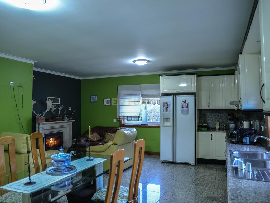 Moradia com três quartos situada numa propriedade em Monção. - Image 24