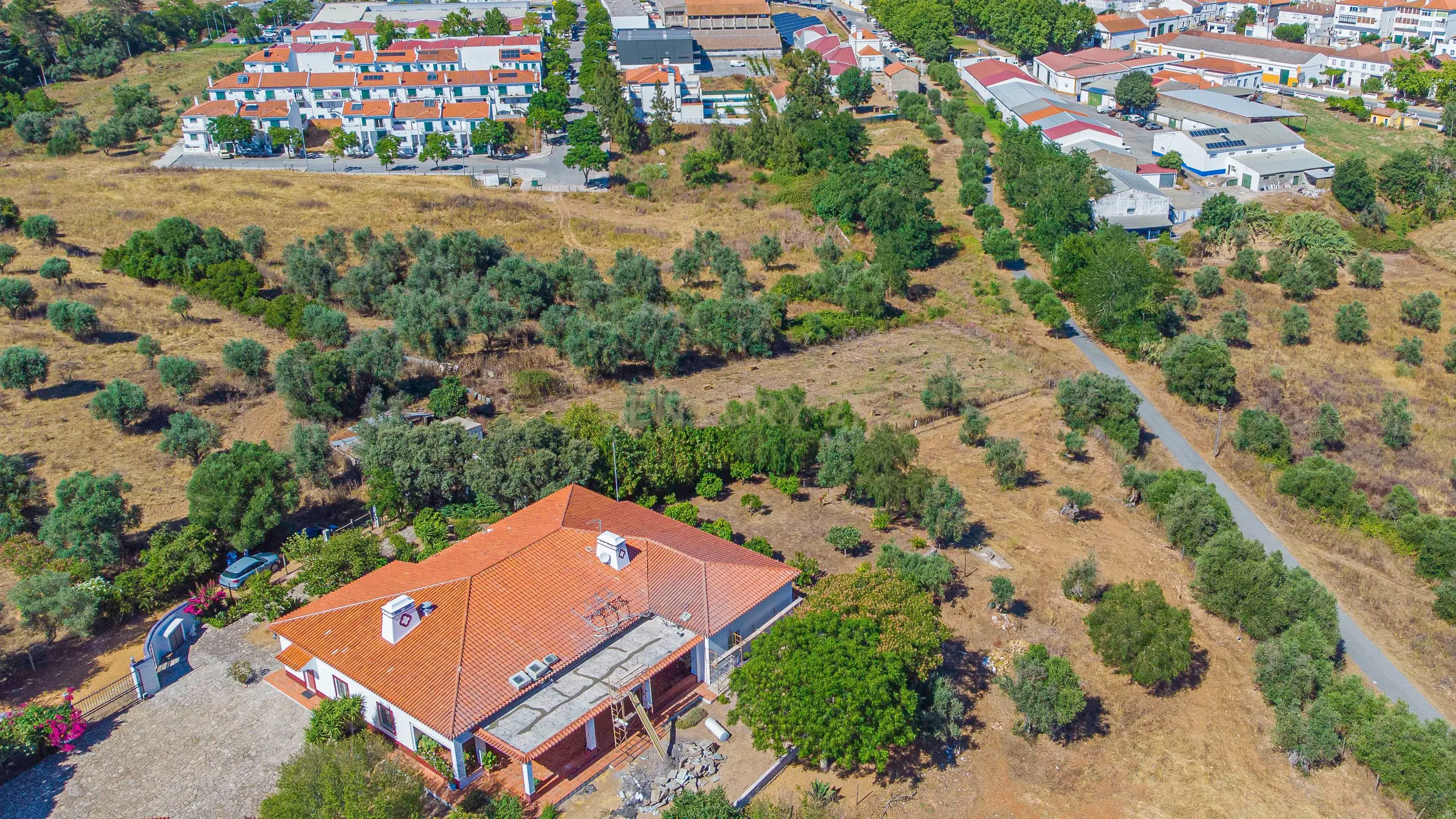 # Terreno Rustico em pleno centro de Montemor -o -Novo - Image 1