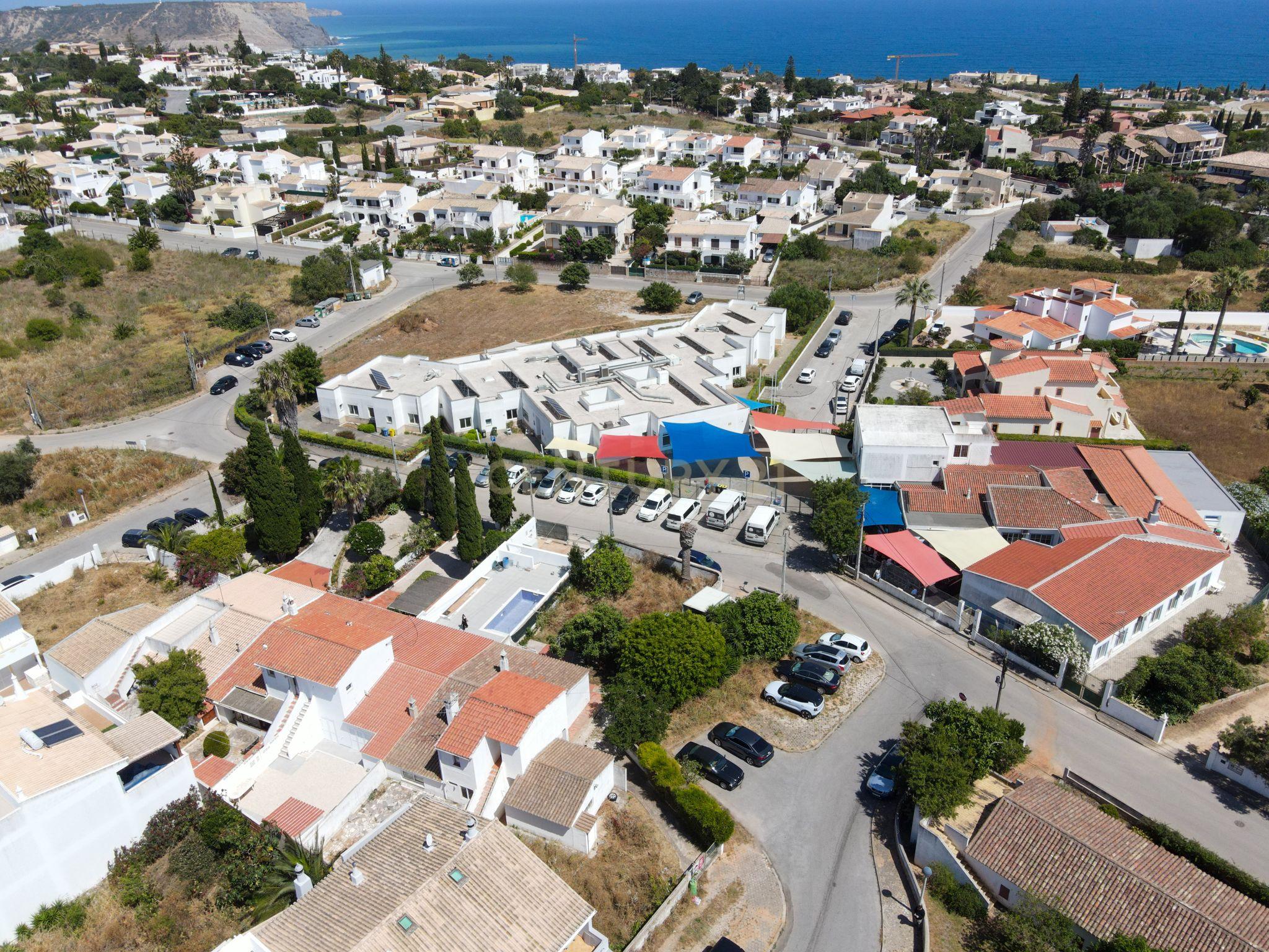 Moradia com piscina, Renovada, Luz - Image 14