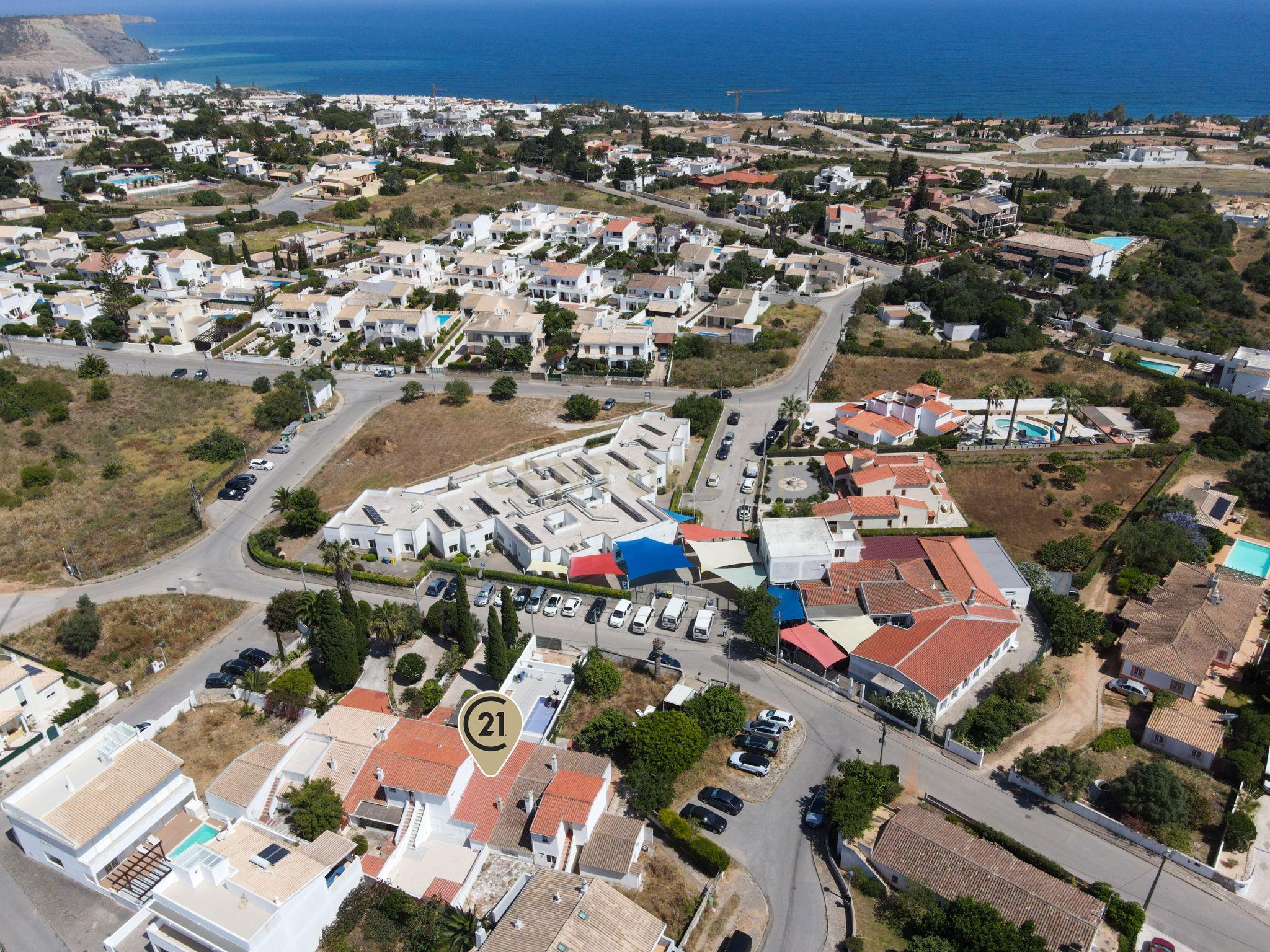 Moradia com piscina, Renovada, Luz - Image 15