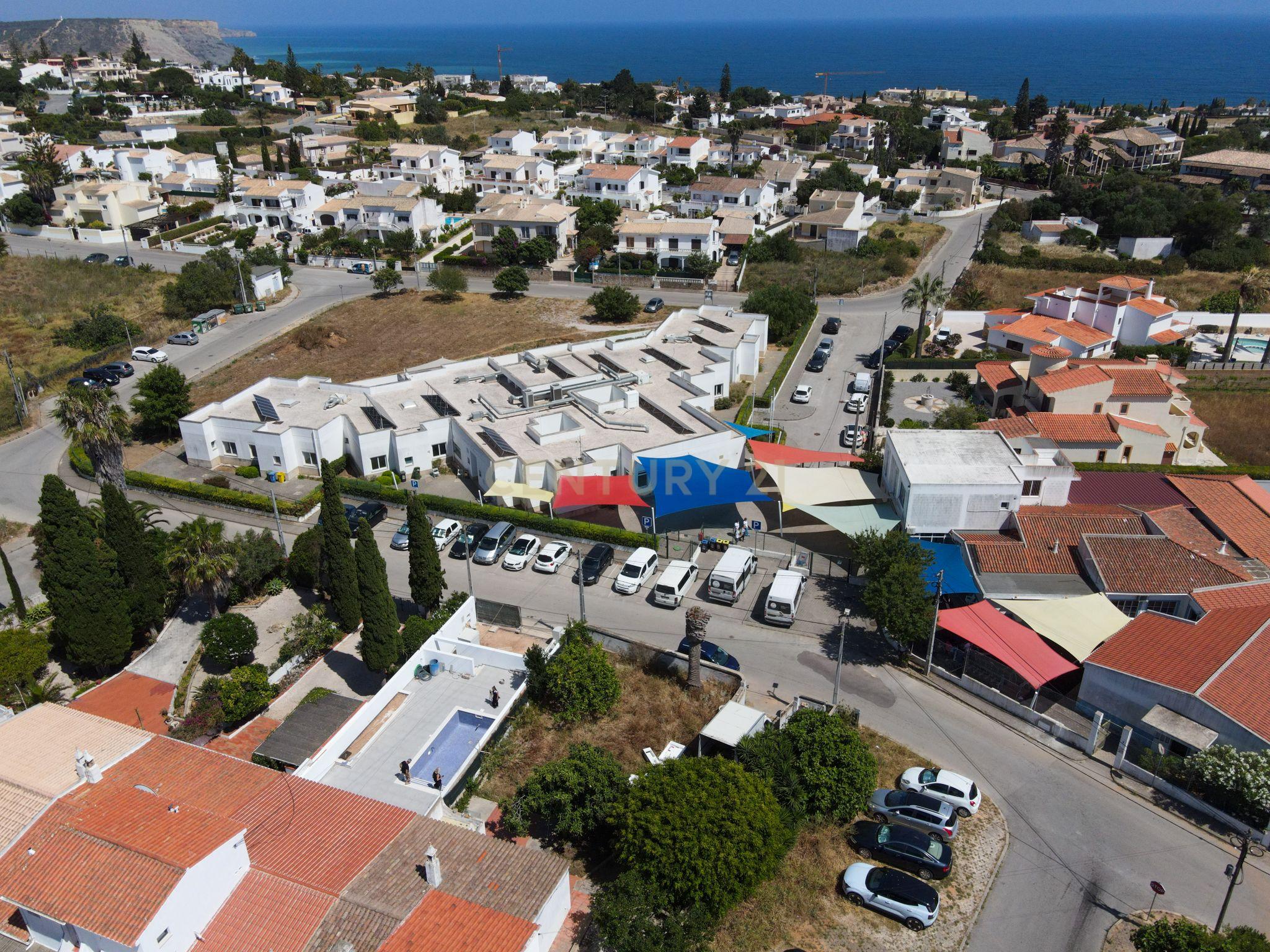 Moradia com piscina, Renovada, Luz - Image 3