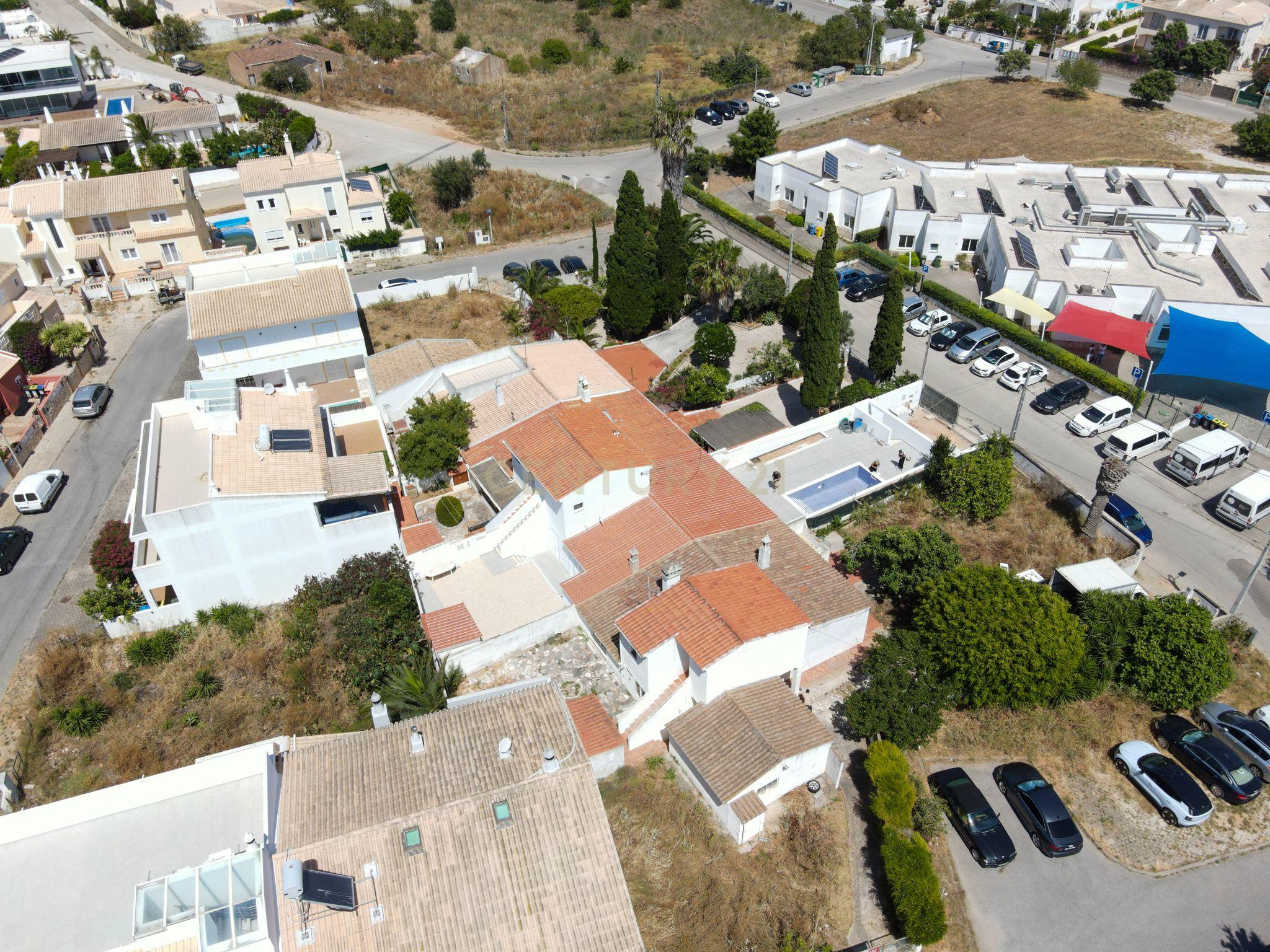 Moradia com piscina, Renovada, Luz - Image 13
