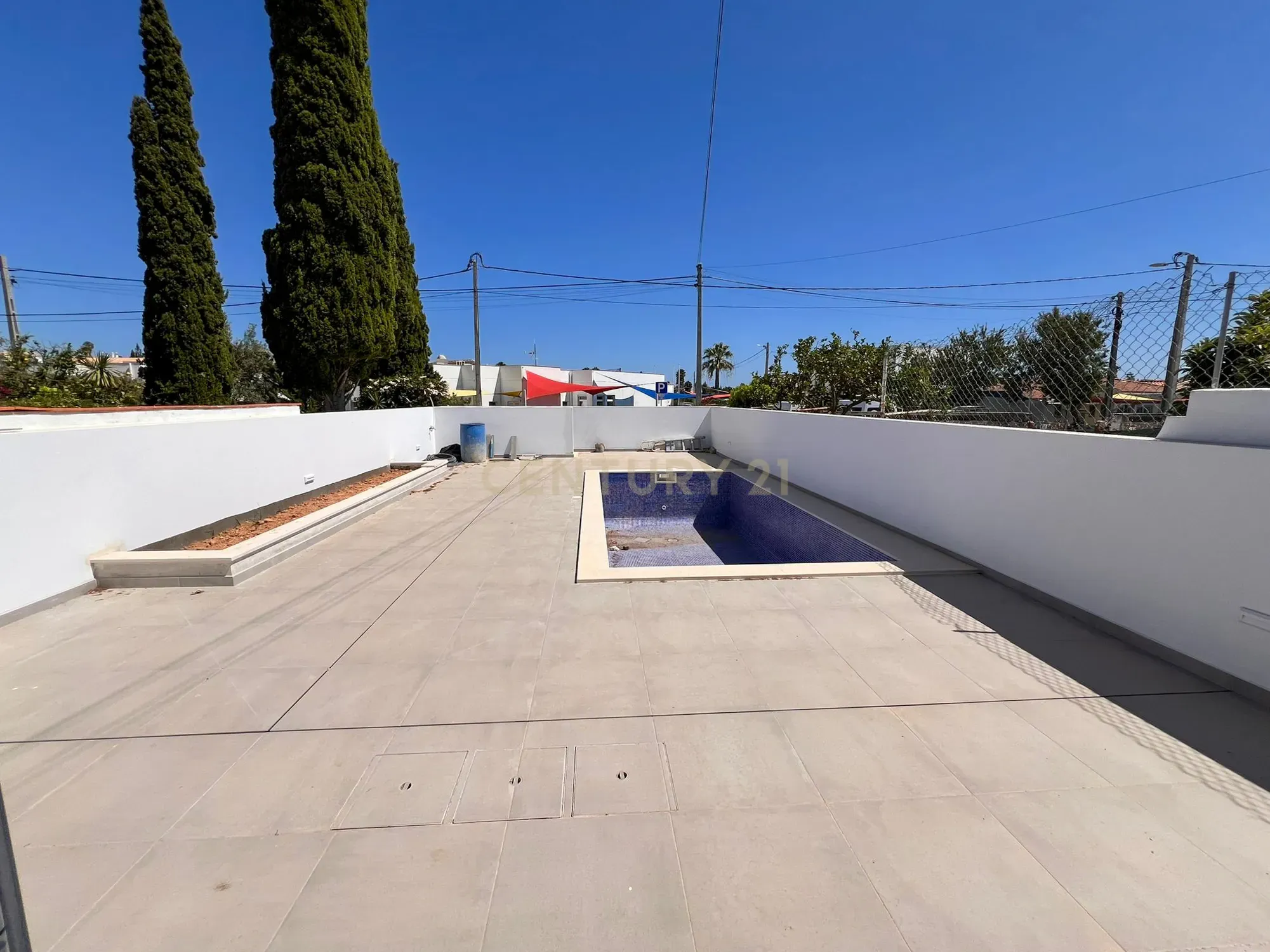 Moradia com piscina, Renovada, Luz - Image 9