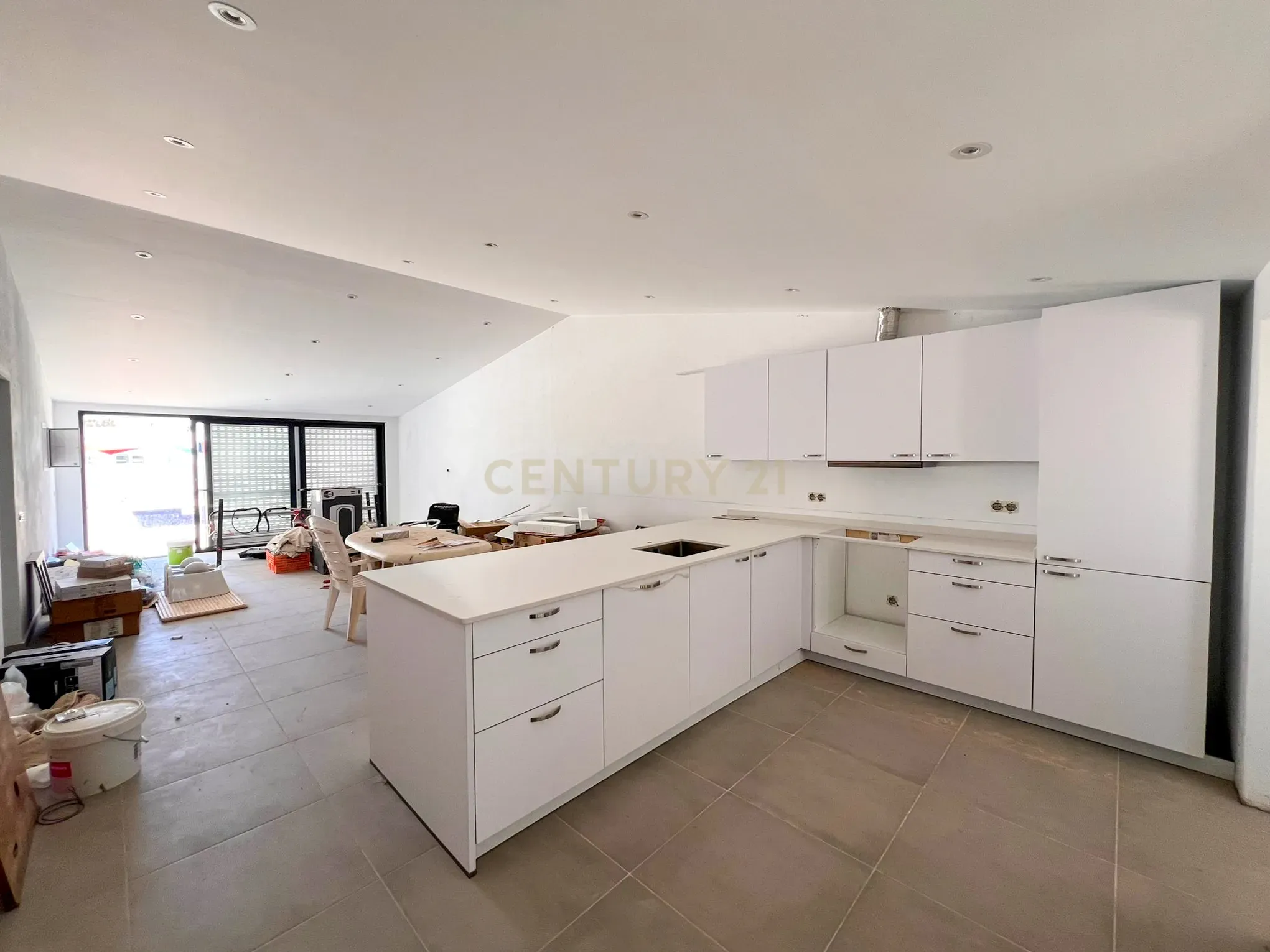 Moradia com piscina, Renovada, Luz - Image 2