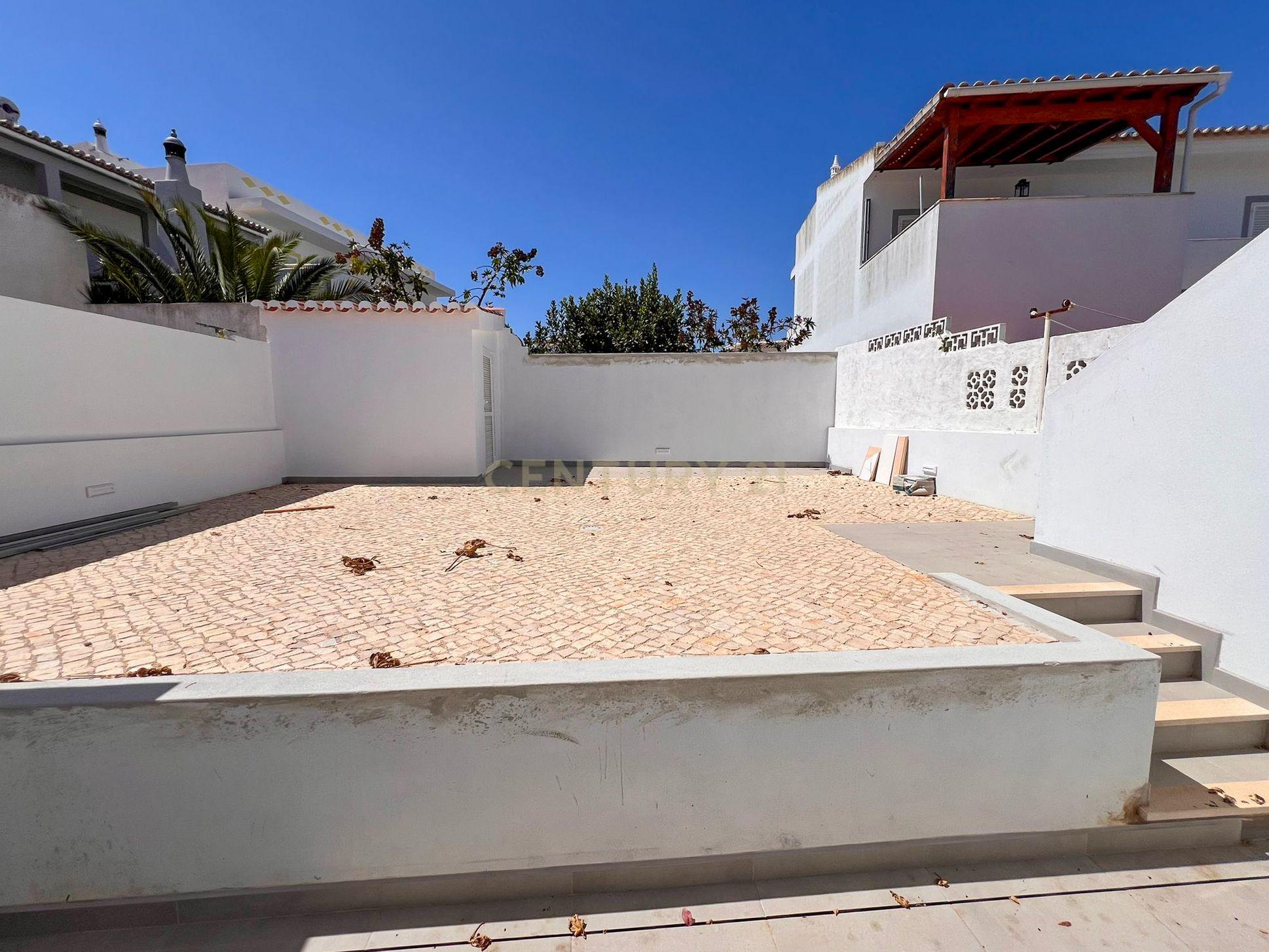 Moradia com piscina, Renovada, Luz - Image 8