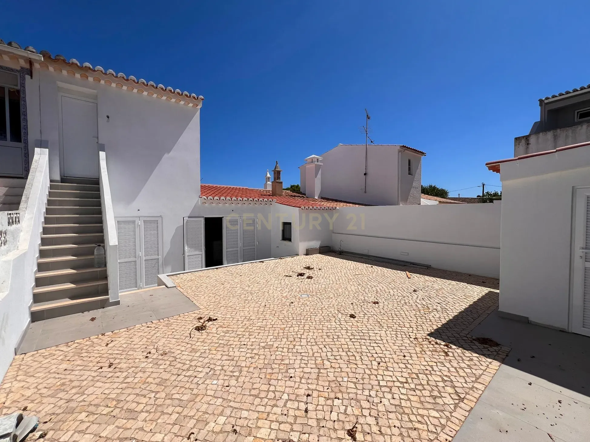 Moradia com piscina, Renovada, Luz - Image 4