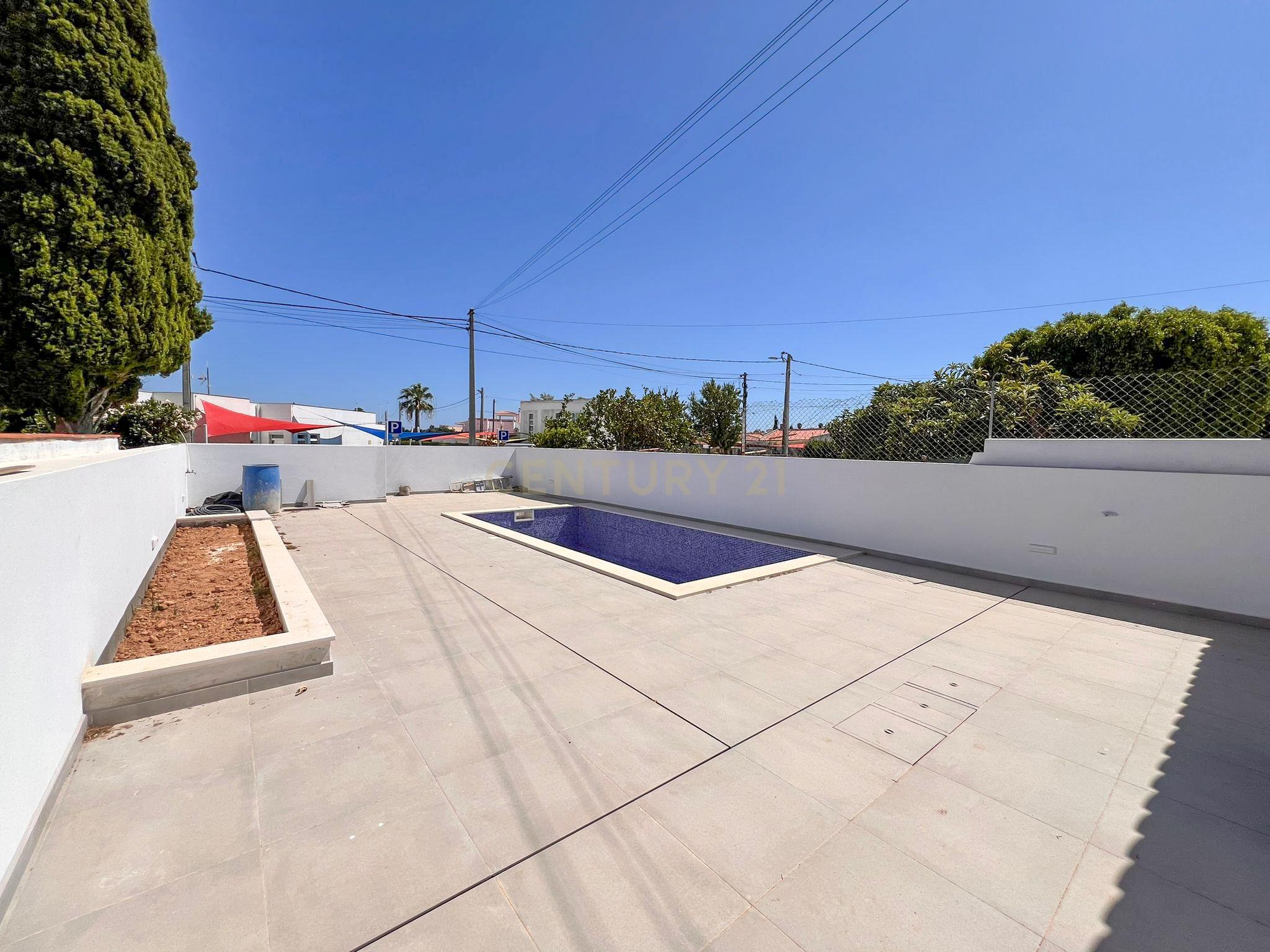Moradia com piscina, Renovada, Luz - Image 1
