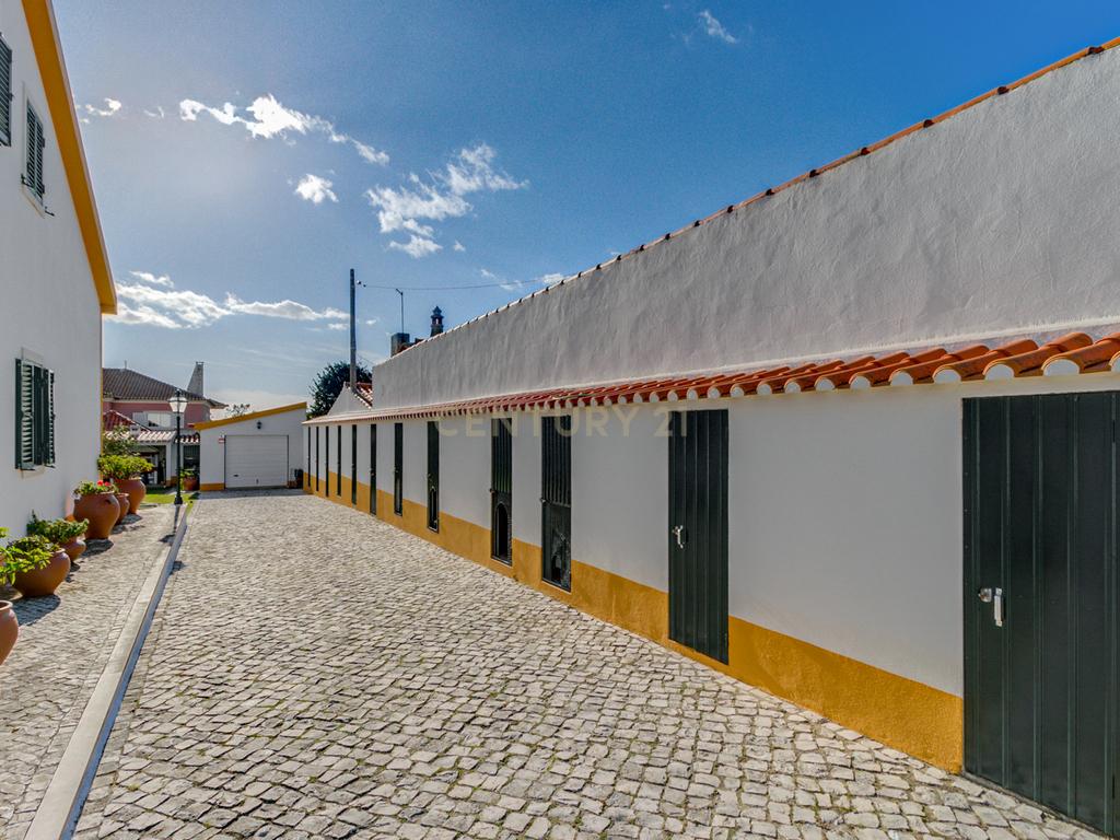 Moradia isolada T4 na Praia das Maçãs - Colares - Image 37