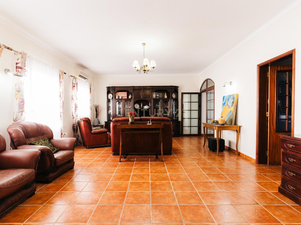 Moradia isolada a 10 minutos de Estremoz- T4, áreas generosas Ar condicionado Piscina, garagem, terreno com 5233m2 - Image 17