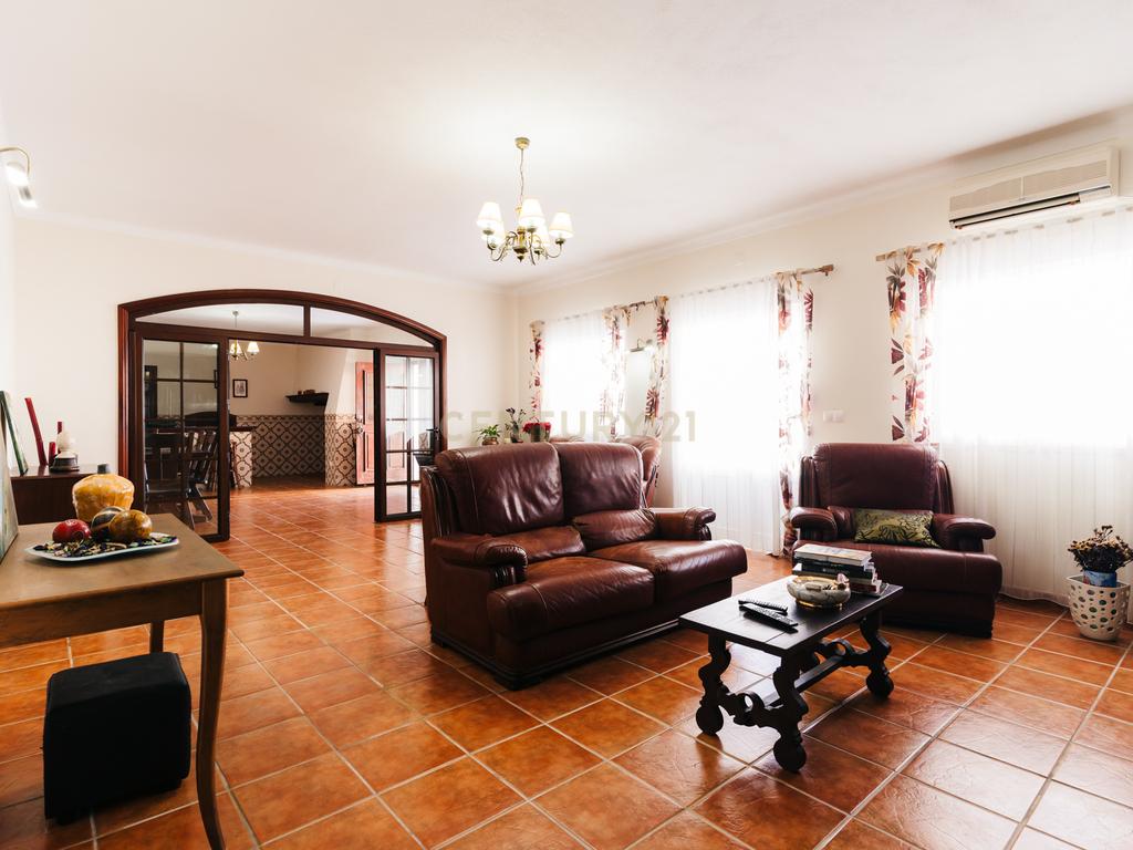 Moradia isolada a 10 minutos de Estremoz- T4, áreas generosas Ar condicionado Piscina, garagem, terreno com 5233m2 - Image 16