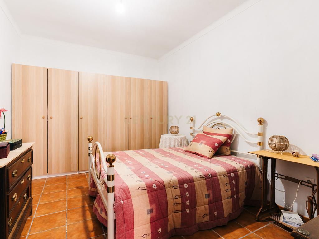 Moradia isolada a 10 minutos de Estremoz- T4, áreas generosas Ar condicionado Piscina, garagem, terreno com 5233m2 - Image 7
