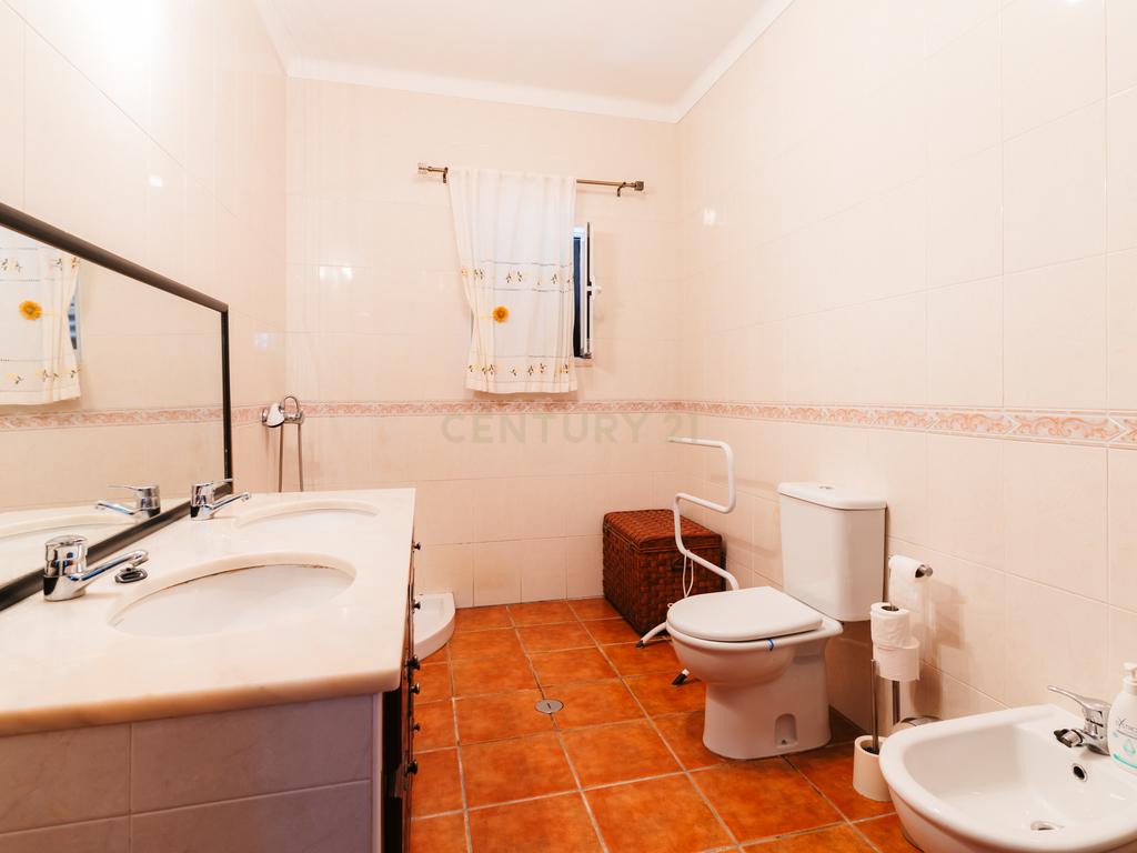 Moradia isolada a 10 minutos de Estremoz- T4, áreas generosas Ar condicionado Piscina, garagem, terreno com 5233m2 - Image 13