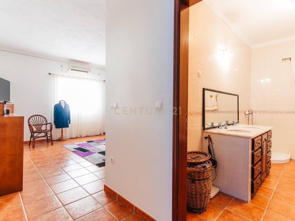 Moradia isolada a 10 minutos de Estremoz- T4, áreas generosas Ar condicionado Piscina, garagem, terreno com 5233m2 - Image 12