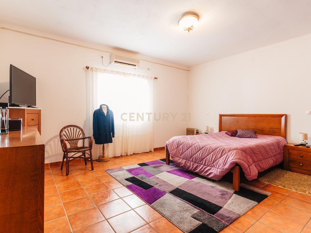 Moradia isolada a 10 minutos de Estremoz- T4, áreas generosas Ar condicionado Piscina, garagem, terreno com 5233m2 - Image 14