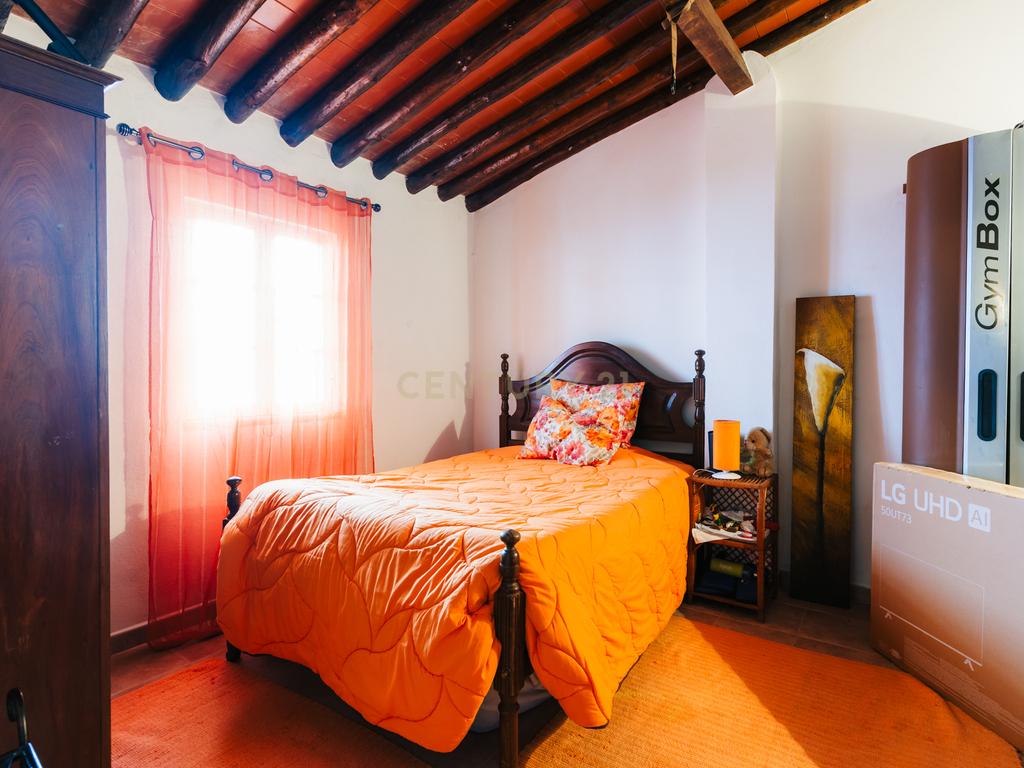 Moradia isolada a 10 minutos de Estremoz- T4, áreas generosas Ar condicionado Piscina, garagem, terreno com 5233m2 - Image 6