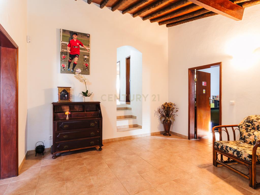 Moradia isolada a 10 minutos de Estremoz- T4, áreas generosas Ar condicionado Piscina, garagem, terreno com 5233m2 - Image 4