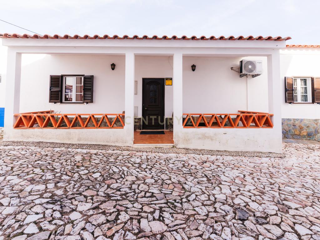 Moradia isolada a 10 minutos de Estremoz- T4, áreas generosas Ar condicionado Piscina, garagem, terreno com 5233m2 - Image 3