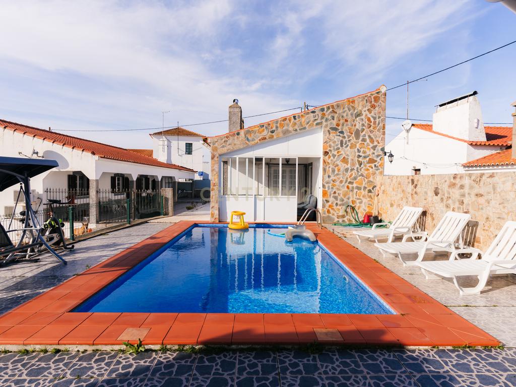 Moradia isolada a 10 minutos de Estremoz- T4, áreas generosas Ar condicionado Piscina, garagem, terreno com 5233m2 - Image 1