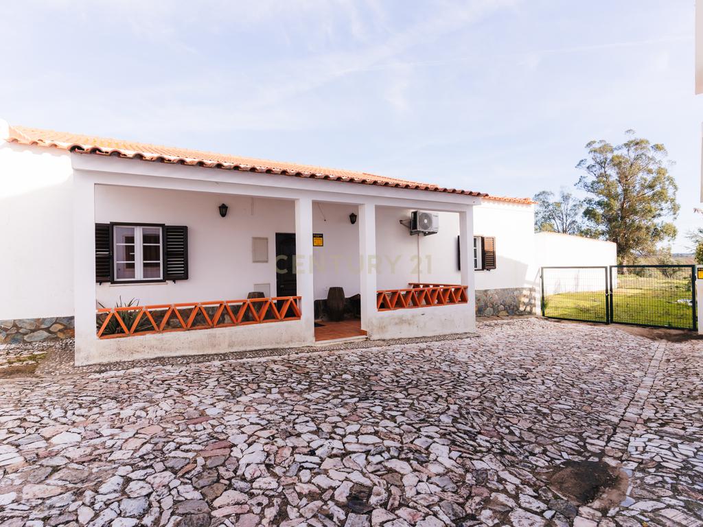 Moradia isolada a 10 minutos de Estremoz- T4, áreas generosas Ar condicionado Piscina, garagem, terreno com 5233m2 - Image 2