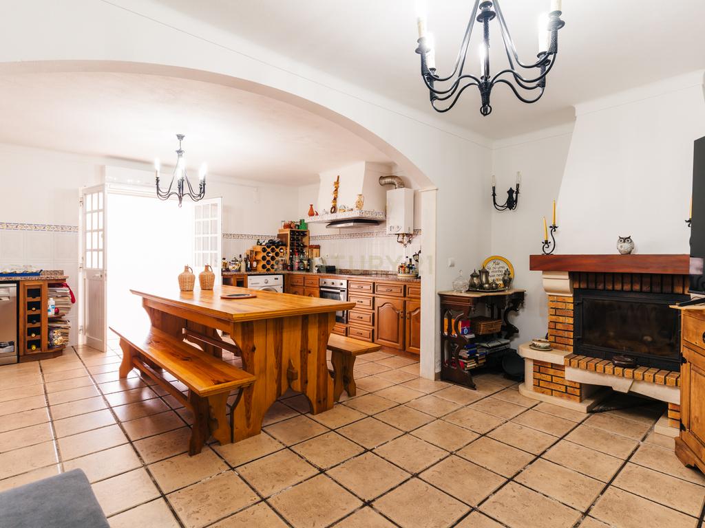 Moradia isolada a 10 minutos de Estremoz- T4, áreas generosas Ar condicionado Piscina, garagem, terreno com 5233m2 - Image 35