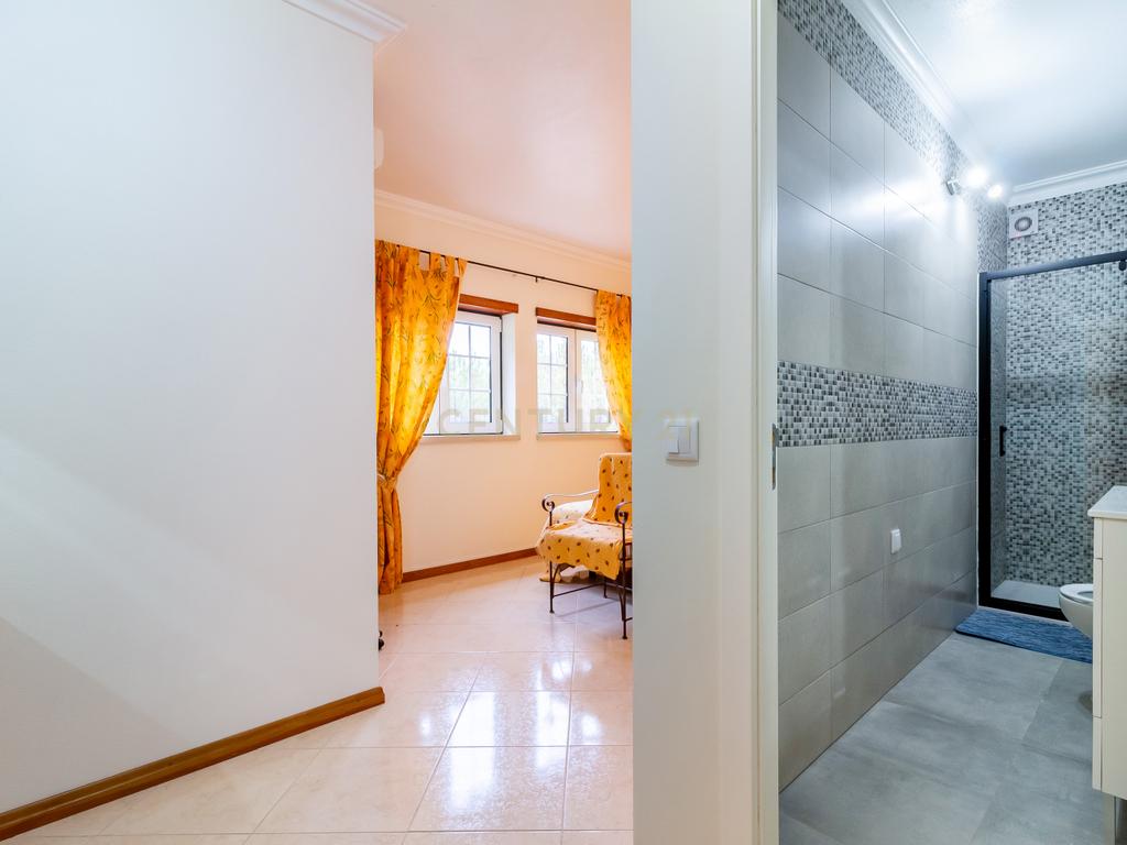 Moradia térrea isolada com piscina - Image 32